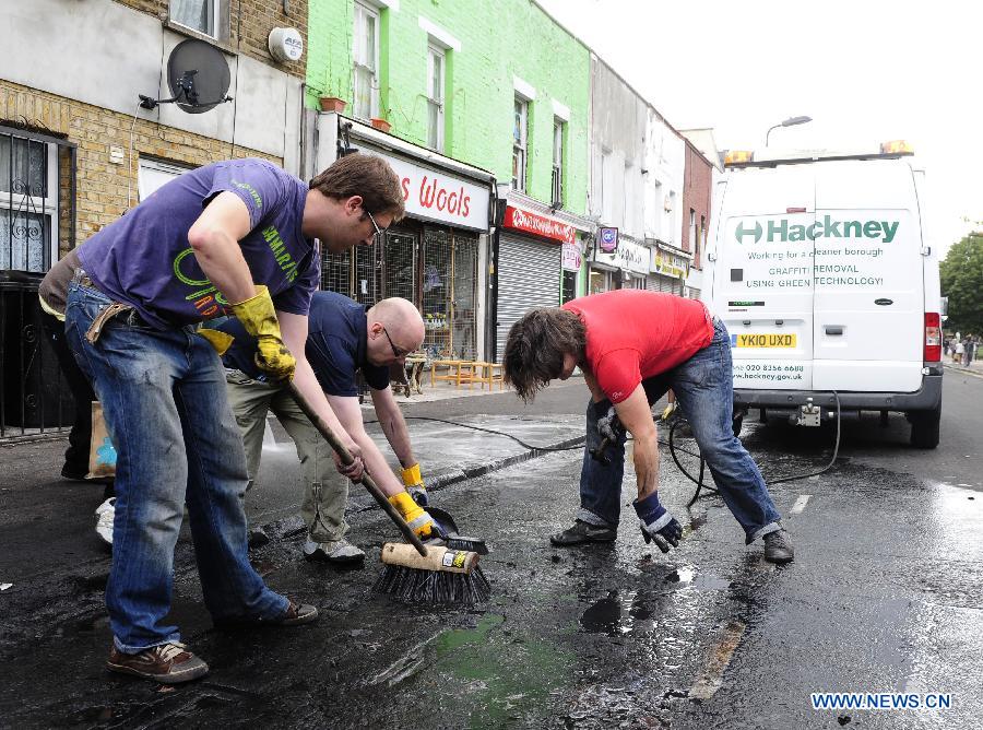 UK-LONDON-RIOTS-CLEANING