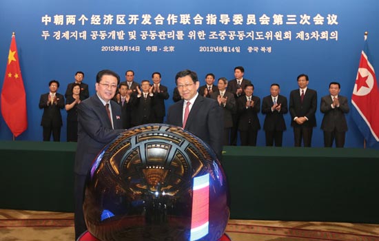 Commerce Minister Chen Deming (right) and Jang Song-thaek, director of the central administrative department of the Workers' Party of Korea, mark the start of an administrative committee for the Rason, Hwanggumpyong and Wihwa islands economic zones in the DPRK in Beijing on Aug 14, 2012. Jang's six-day visit aims to improve economic relations between the countries. [Photo/China Daily] 