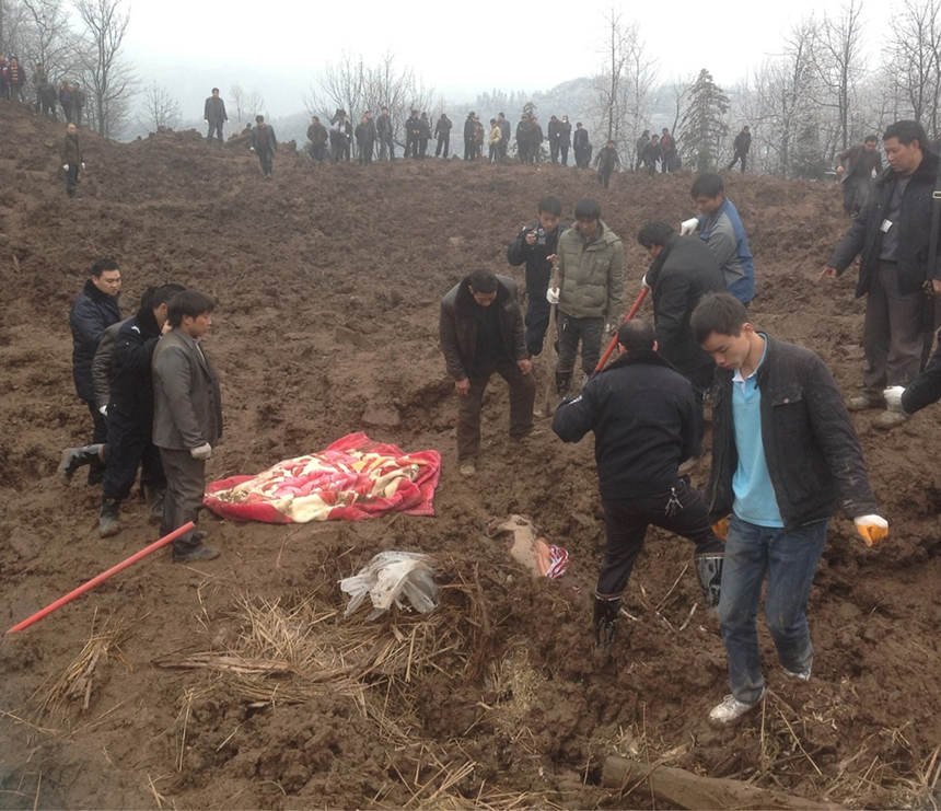 A landslide occurred around 8 am this morning, burying 16 households in Gaopo Village, Zhaotong City, Yunnan Province. So far, ten people have been found dead, CNTV reported. 